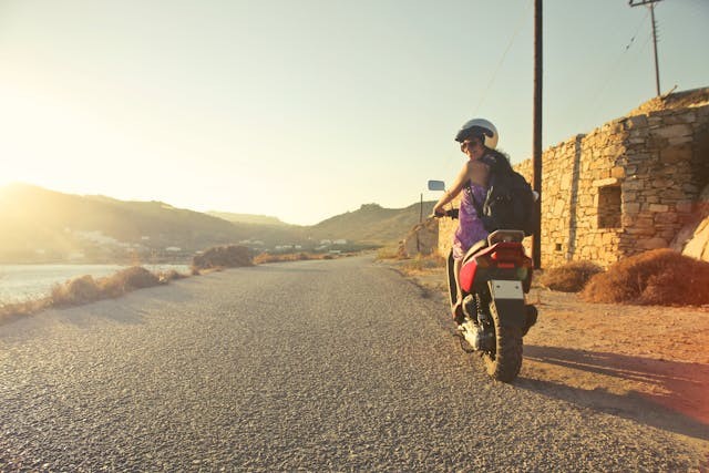 Motocyklowy wieczór kawalerski? Podaruj kar﻿tę podarunkową do Moto Rent Express – idealny prezent dla Pana Młodego!